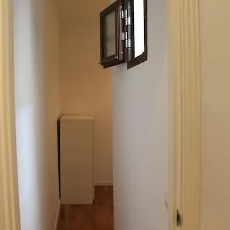 Mar3 - Bright Downtown Apartment
