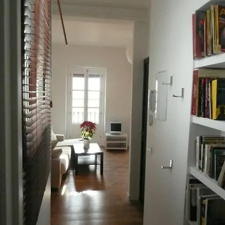 Mar3 - Bright Downtown Apartment *